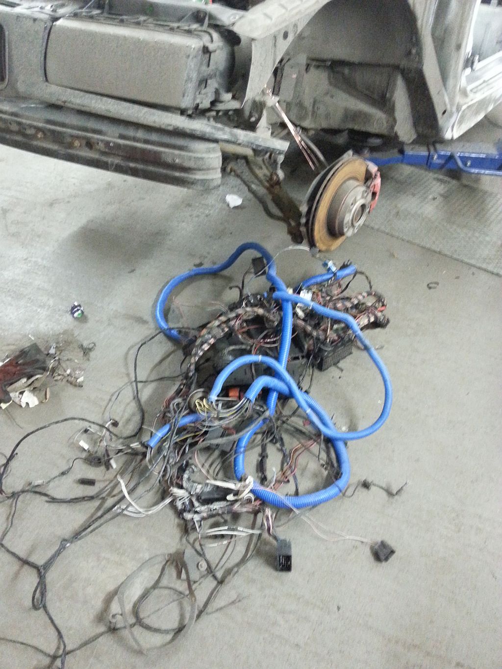 demontaż instalacji elektrycznej w samochodach z klatką bezpieczeństwa