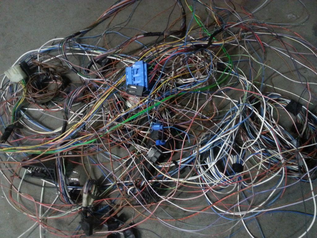 zbędna instalacja elektryczna i okablowanie